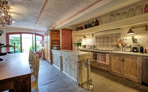 Villa Nova: Møbel, Ejendom, Cabinetry, Bord, Bygning, Countertop, Køkken, Indretning, Træ, Belysning