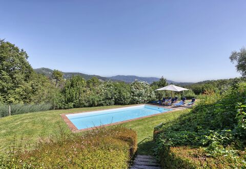 Le Pergole: Naturlige Landskab, Ejendom, Svømmepøl, Ejendom, Naturreservat, Estate, Hus, Landskab, Landdistrikt, Græs