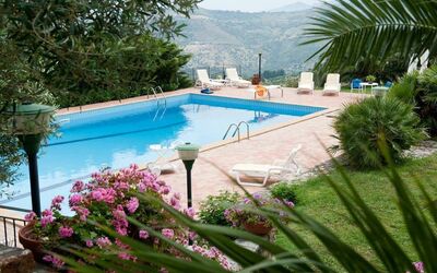 Ivoni: Ejendom, Svømmepøl, Udvej, Ferie, Ejendom, Hus, Bygning, Villa, Fritid, Græs