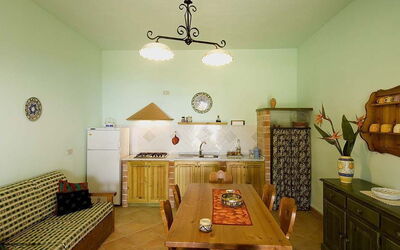 Casa Ulivi 2: Værelse, Ejendom, Indretning, Møbel, Loft, Bygning, Væg, Gul, Spisestue, Hus