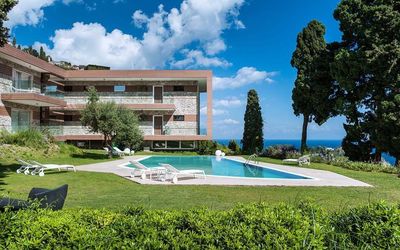 Isola Bella: Ejendom, Bygning, Estate, Hus, Ejendom, Arkitektur, Boligområde, Svømmepøl, Hjem, Udvej