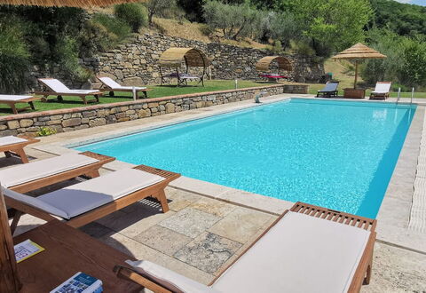Villa Noceta: Vand, Svømmepøl, Ejendom, Plante, Bygning, Azure, Udendørs Møbler, Skygge, Fritid, Stol