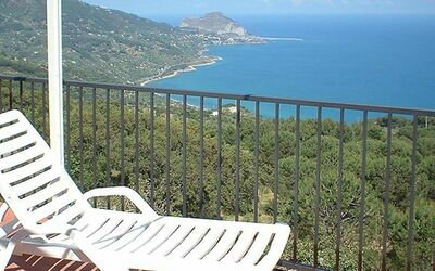 Sughera: Ejendom, Udendørs Møbler, Hav, Ferie, Ejendom, Himmel, Ocean, Kyst, Hus, Møbel