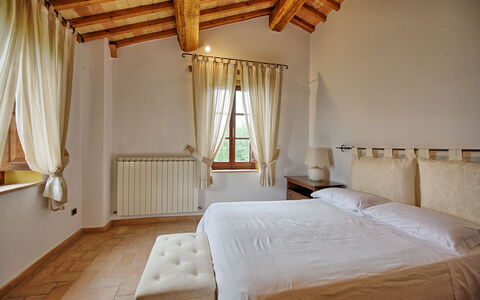 Villa Montalcino: Soveværelse, Seng, Møbel, Værelse, Ejendom, Sengetøj, Bed Frame, Indretning, Loft, Bygning