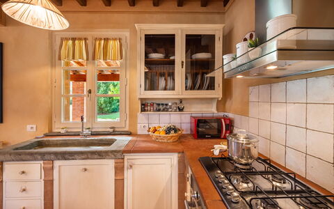 Le Vigne 6: Countertop, Cabinetry, Ejendom, Køkkenvask, Håndvask, Køkken, Komfur, Tap, Gaskomfur, Træ