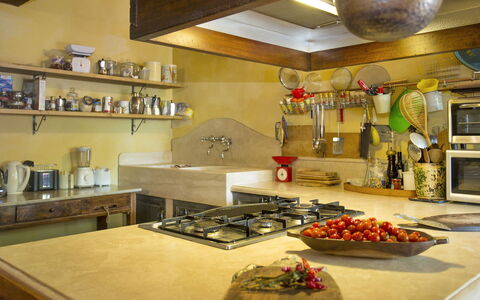 Villa Lorian: Countertop, Værelse, Køkken, Ejendom, Indretning, Bygning, Møbel, Køkken, Mad, Cabinetry
