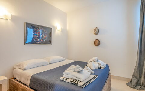 Villa Butterfly: Komfort, Bygning, Azure, Træ, Textile, Etage, Gulvbelægning, Billedramme, Seng, Bed Frame