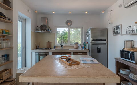 Villa Butterfly: Countertop, Møbel, Ejendom, Cabinetry, Bord, Træ, Køkken, Vindue, Indretning, Hylde