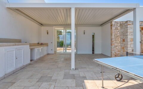 Villa Butterfly: Etage, Gulvbelægning, Kompositmateriale, Veranda, Skygge, Udendørs Struktur, Flise, Beton, Udendørs Møbler, Dæk