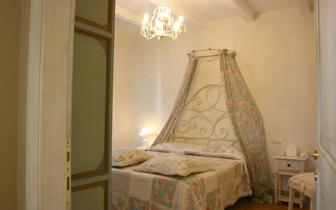 Casina Paradiso: Seng, Soveværelse, Værelse, Møbel, Himmelseng, Ejendom, Lysarmatur, Indretning, Bed Frame, Belysning
