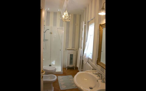 Casina Paradiso: Badeværelse, Værelse, Ejendom, Indretning, Sanitærarmatur, Badeværelsesvask, Bygning, Hus, Etage, Flise