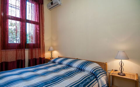 Vista Mare Noto: Soveværelse, Seng, Værelse, Møbel, Sengetøj, Ejendom, Bed Frame, Væg, Sengetøj, Etage