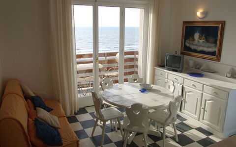 Marina Di Castagneto: Værelse, Ejendom, Møbel, Bygning, Etage, Indretning, Hus, Bord, Ejendom, Stol