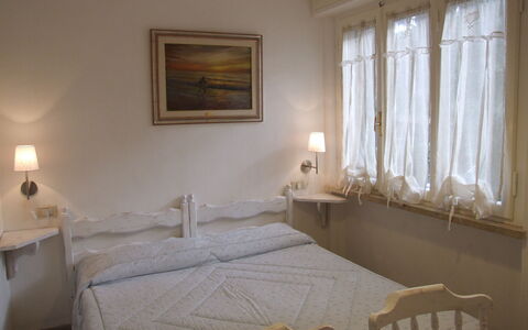Villa Pineta: Soveværelse, Værelse, Seng, Møbel, Ejendom, Bed Frame, Sengetøj, Indretning, Væg, Etage