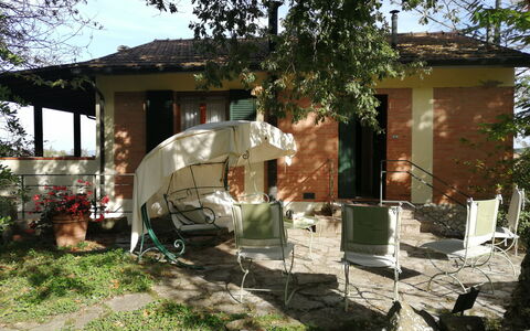 Villa La Quercia: Møbel, Stol, Udendørs Møbler, Bord, Skygge, Backyard, Udendørs Bord, Have, Sommerhus, Paraply