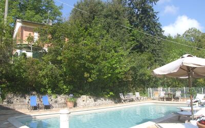 Villa La Quercia: Vand, Plante, Himmel, Bygning, Sky, Azure, Svømmepøl, Træ, Udendørs Møbler, Skygge