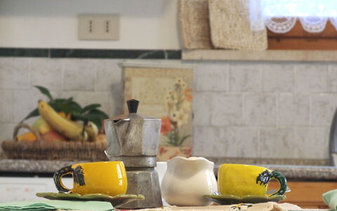 Villa Agrifogli: Gul, Værelse, Serveware, Bordservice, Still Life, Bord, Møbel, Køkken, Still Life Photography