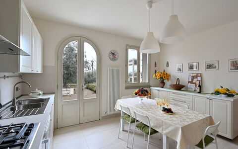 Villa Gaville: Cabinetry, Countertop, Møbel, Ejendom, Bord, Køkken, Køkkenvask, Håndvask, Indretning, Træ